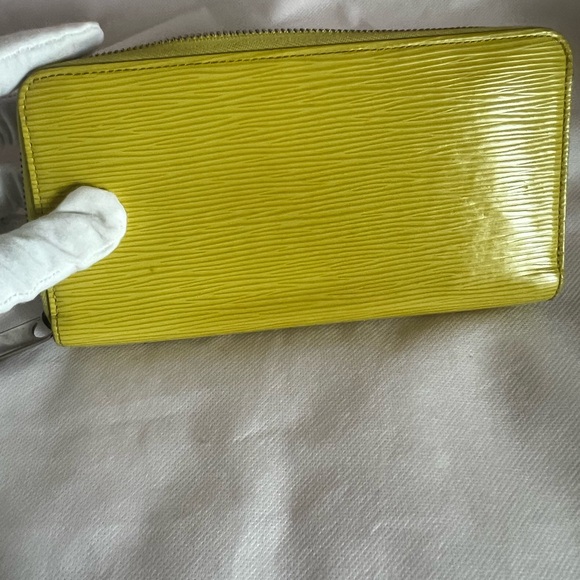 Elegant Yellow LV EPI Women's Zippy Wallet - Picture 11 of 14